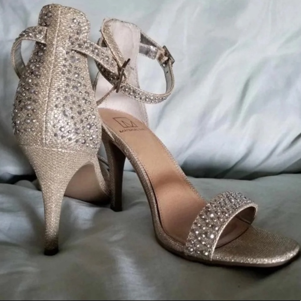 NEW Women’s sandal with small heel